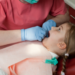 Les enfants canadiens ont besoin d’un meilleur accès à des soins dentaires de qualité