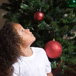 un enfant regardant un arbre de noel |