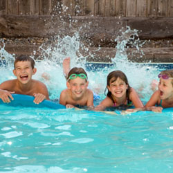 Image d'enfants s'amusant dans l'eau