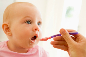 Selon les pédiatres, pas besoin de retarder l’introduction des allergènes alimentaires chez les bébés à haut risque