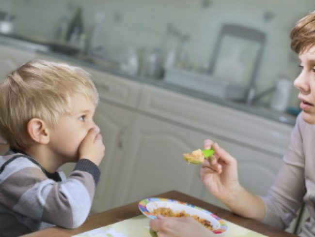 Q : Depuis peu, mon fils refuse catégoriquement de manger à l’heure des repas, mais j’hésite à lui donner plus à manger à d’autres moments dans la journée. Que puis-je faire pour m’assurer qu’il mange avec le reste de la famille?