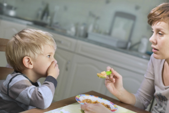 Q : Depuis peu, mon fils refuse catégoriquement de manger à l’heure des repas, mais j’hésite à lui donner plus à manger à d’autres moments dans la journée. Que puis-je faire pour m’assurer qu’il mange avec le reste de la famille?