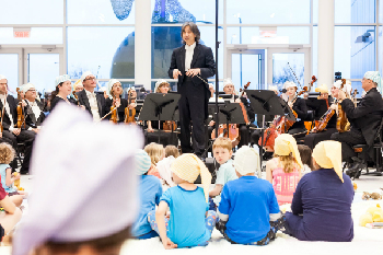 L’Orchestre symphonique de Montréal joue une berceuse pour les patients du nouvel Hôpital de Montréal pour enfants