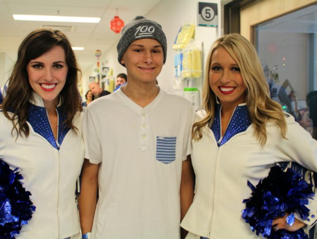 Des membres des Colts d’Indianapolis rendent visite à l’Hôpital de Montréal pour enfants