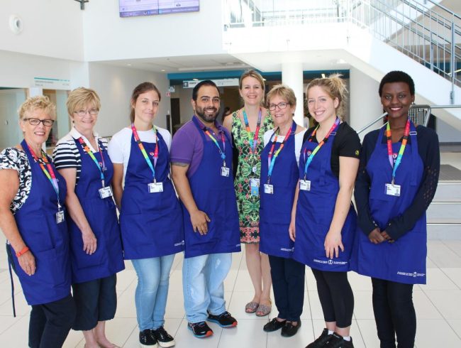 Nouveaux uniformes pour les bénévoles de l’Hôpital de Montréal pour enfants