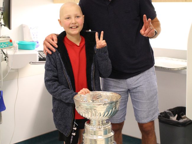 Marc-André Fleury apporte la Coupe Stanley à l’Hôpital de Montréal pour enfants