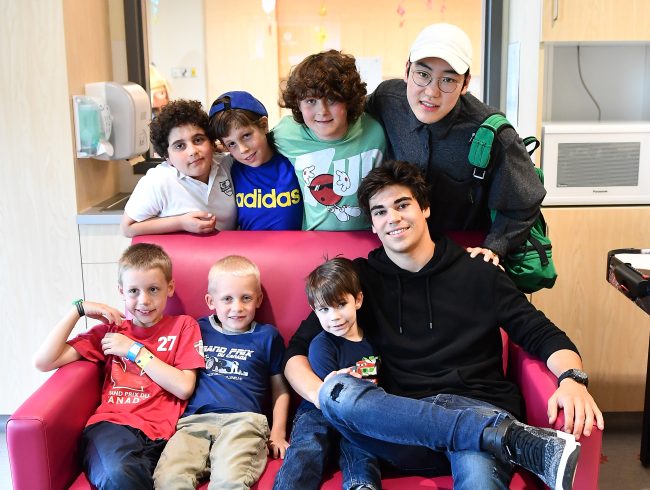 Pilote de Formule 1 Lance Stroll rend visite au patients du Children