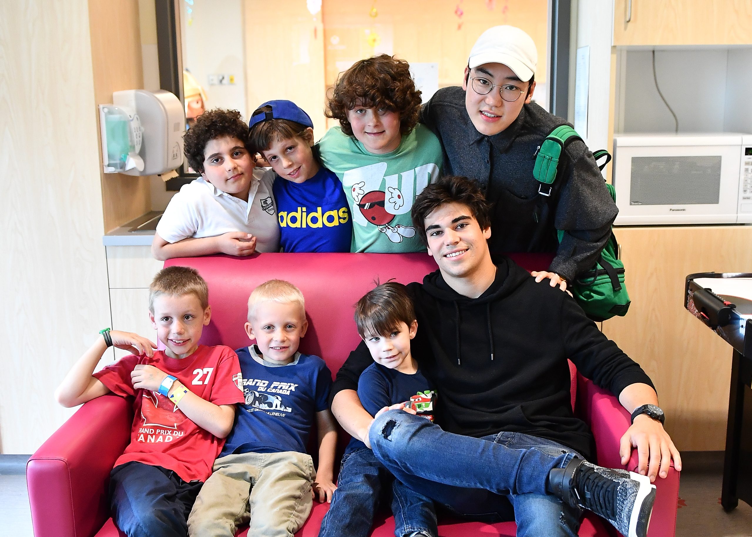 Pilote de Formule 1 Lance Stroll rend visite au patients du Children ...