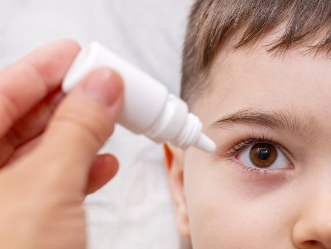 Coordination oeil-main : la bonne façon de mettre des gouttes dans les yeux de votre enfant