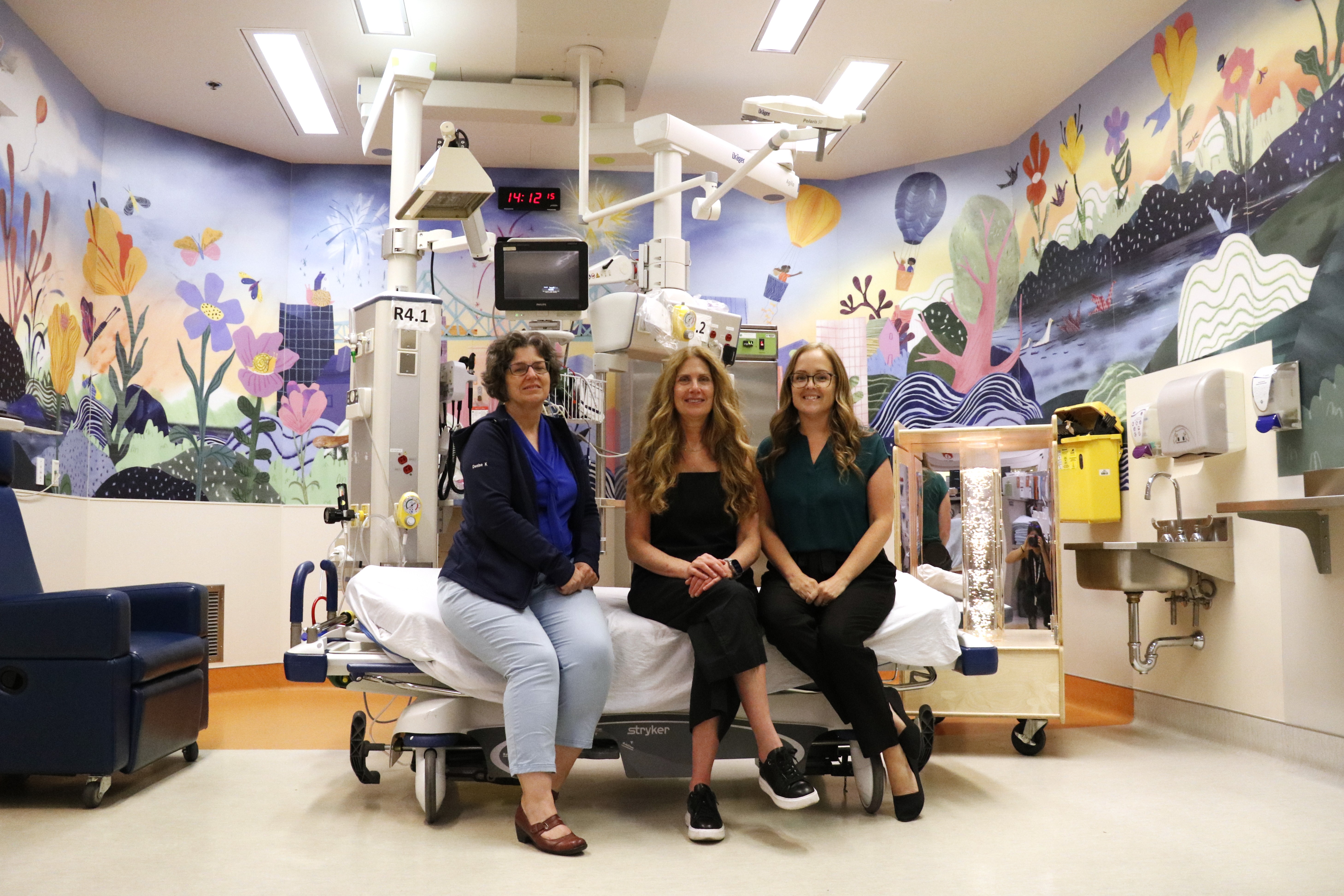 Denise Kudirka, la Dre Laurie Plotnick et Kelly Cummins faisaient partie du comité chargé de mettre en place la salle de distraction au service des urgences pour les patients et leurs familles.|
